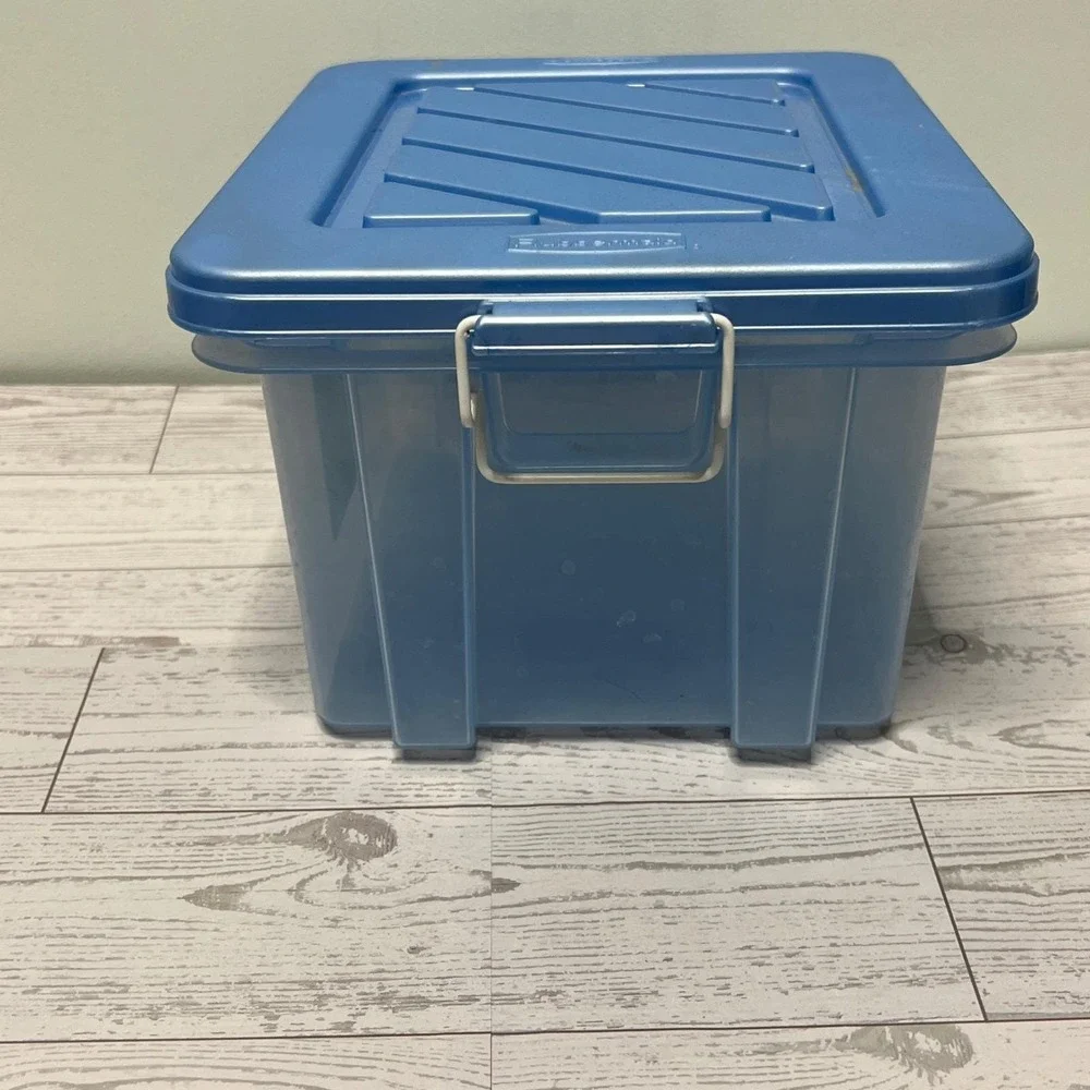 Rubbermaid Keepers Latch Box Blue Storage Container 3.7 Quart 9.5x7.5 in Clear
